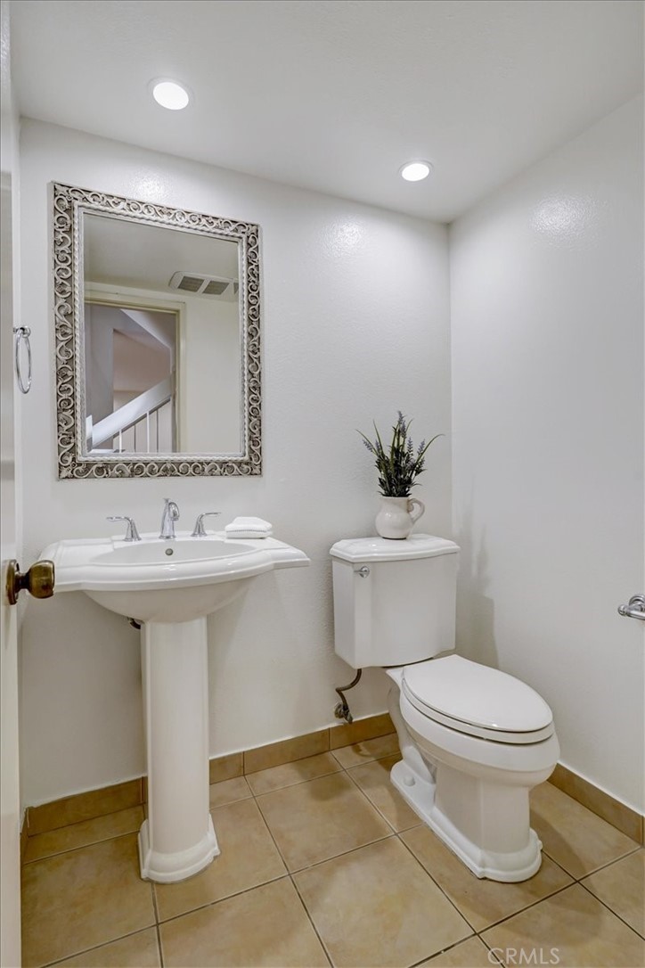 1333 Valley View Road, Unit 18 Glendale, CA 91202 - Photo 17 of 52 a bathroom with a toilet sink and mirror