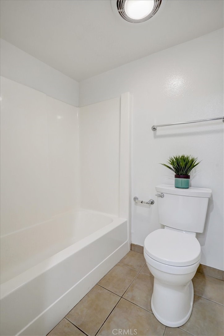 1333 Valley View Road, Unit 18 Glendale, CA 91202 - Photo 31 of 52 a bathroom with a toilet and a bathtub