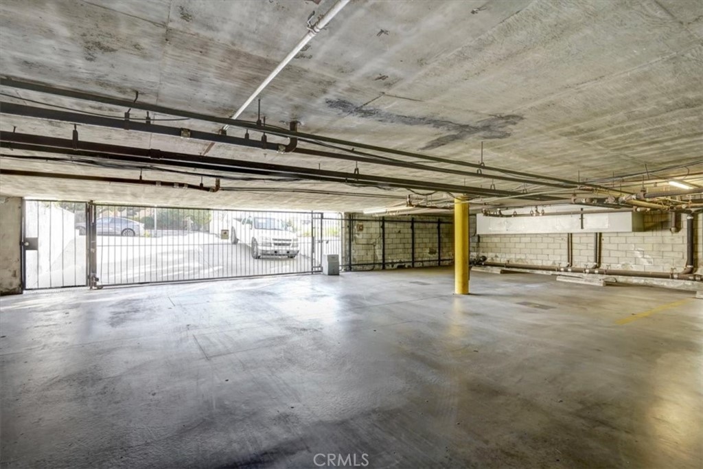 1333 Valley View Road, Unit 18 Glendale, CA 91202 - Photo 47 of 52 a view of an empty room