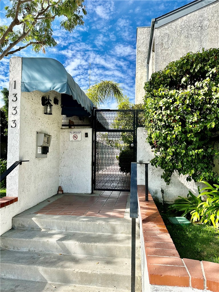 1333 Valley View Road, Unit 18 Glendale, CA 91202 - Photo 48 of 52 a picture of a table and chairs in patio