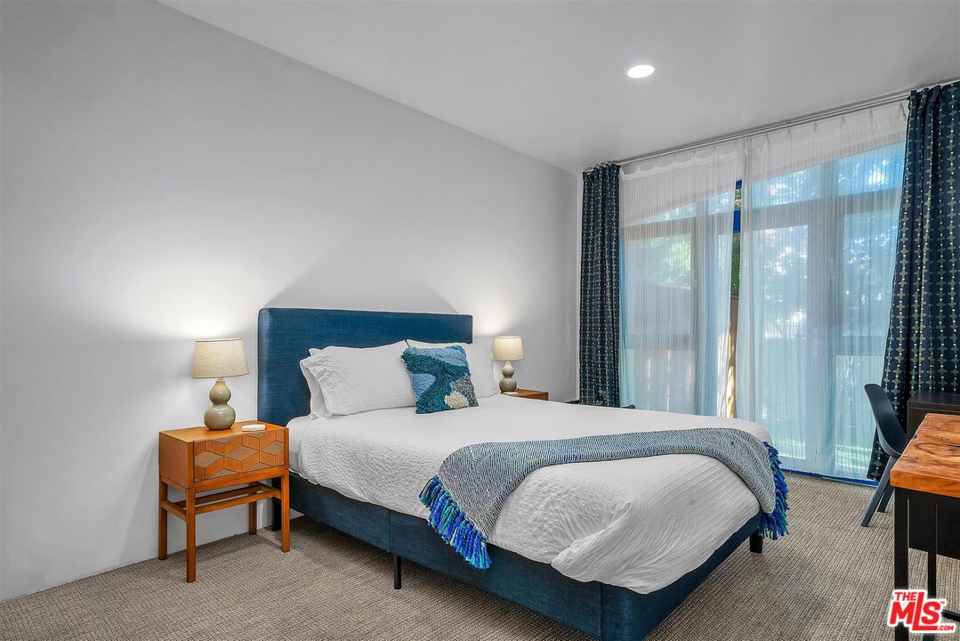 2419 Ocean Avenue Venice, CA 90291 - Photo 27 of 41 a bedroom with a bed and a lamp