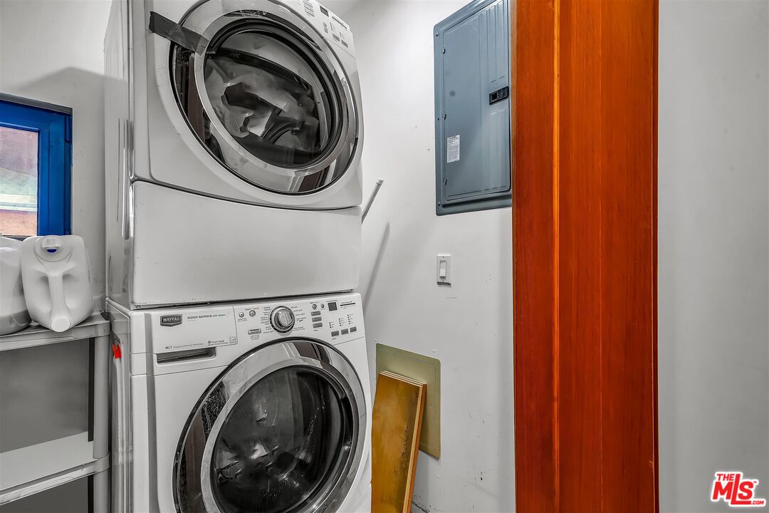 2419 Ocean Avenue Venice, CA 90291 - Photo 28 of 41 a utility room with dryer and washer