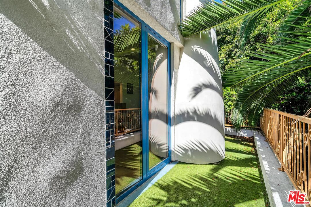 2419 Ocean Avenue Venice, CA 90291 - Photo 33 of 41 a balcony with chairs and a table