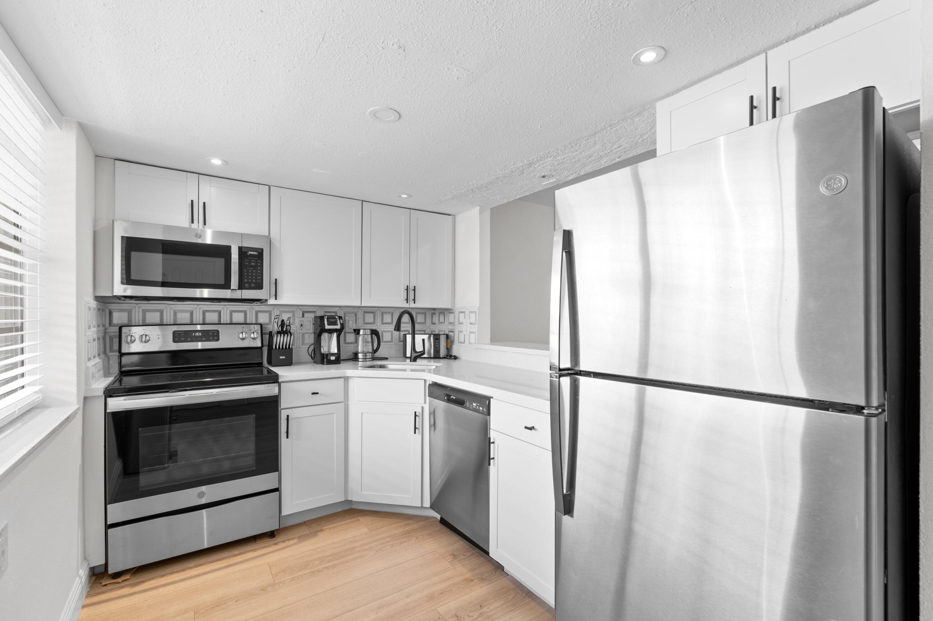 40 Southeast 13th Street, Unit B1 Boca Raton, FL 33432 - Photo 8 of 34 Kitchen