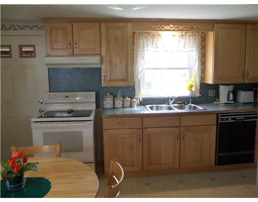 10 Colonial Road Bristol, RI 02809 - Photo 5 of 13 Kitchen.