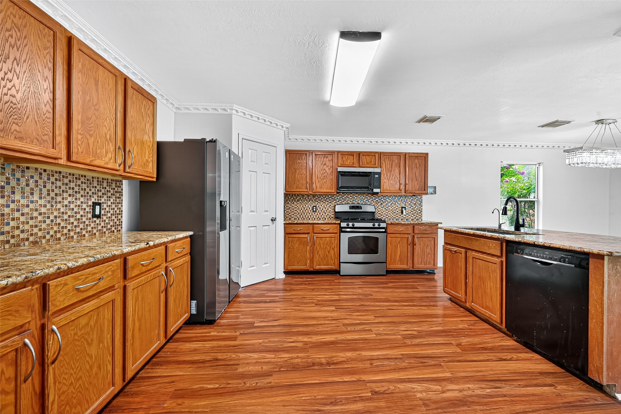 634 Hawthorne Pasture Road Rosenberg, TX 77471 - Photo 16 of 49 Beautiful chef’s kitchen complete with stainless steel appliances and granite countertops—perfect for cooking and gathering