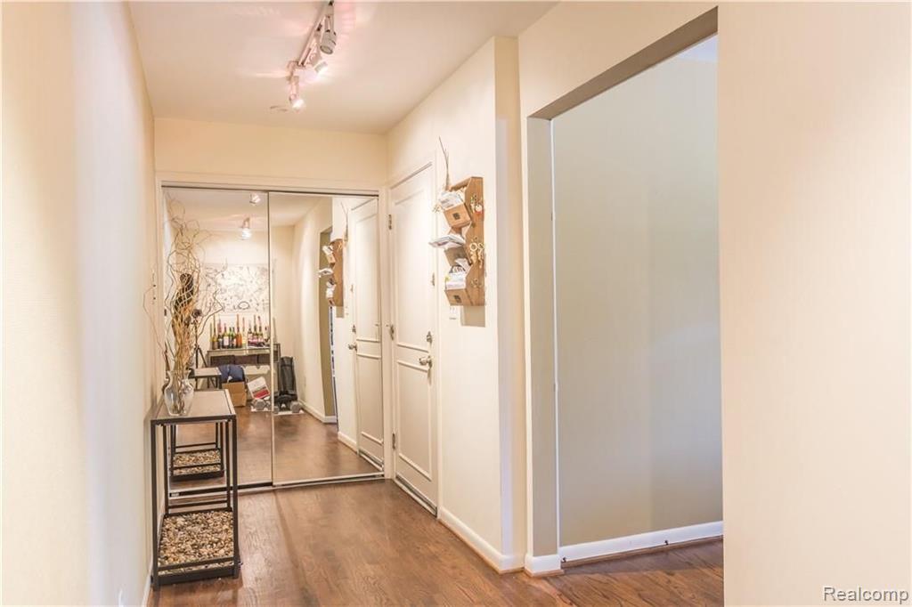 4043 West Maple Road, Unit D Bloomfield Hills, MI 48301 - Photo 6 of 24