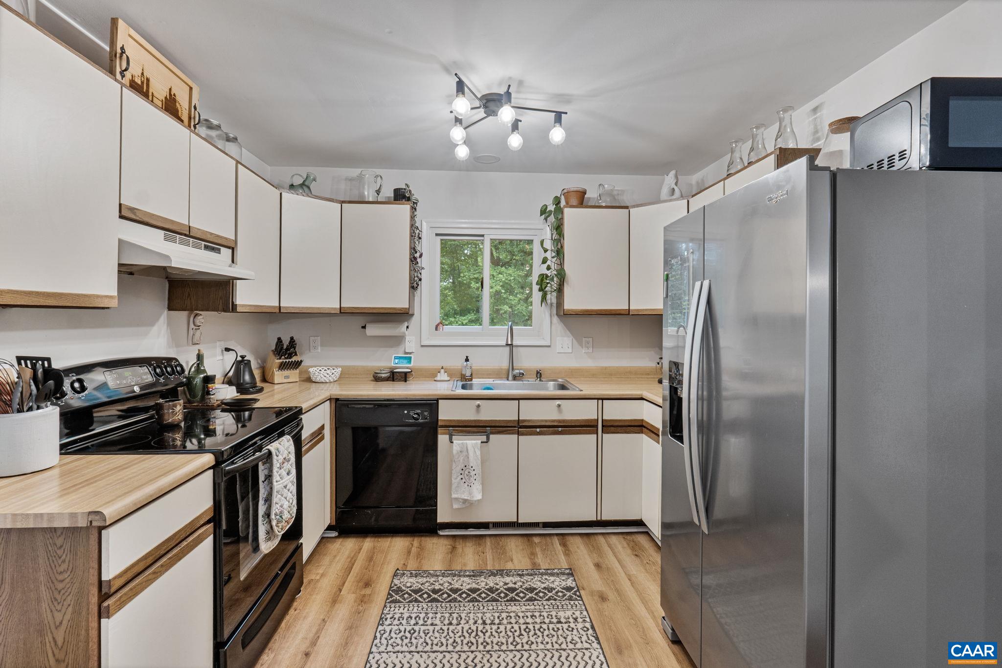 7 Sand Trap Terrace Palmyra, VA 22963 - Photo 15 of 27 a kitchen with a sink stove and refrigerator