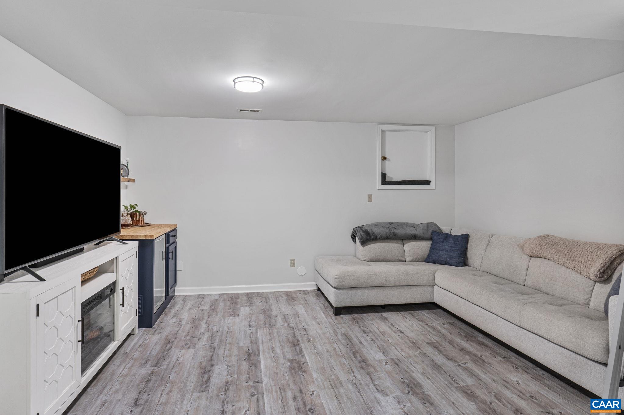 7 Sand Trap Terrace Palmyra, VA 22963 - Photo 23 of 27 a living room with furniture and a flat screen tv