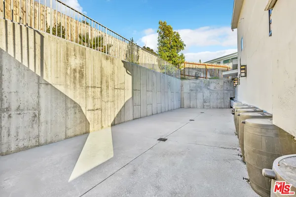 a view of entryway with outdoor area