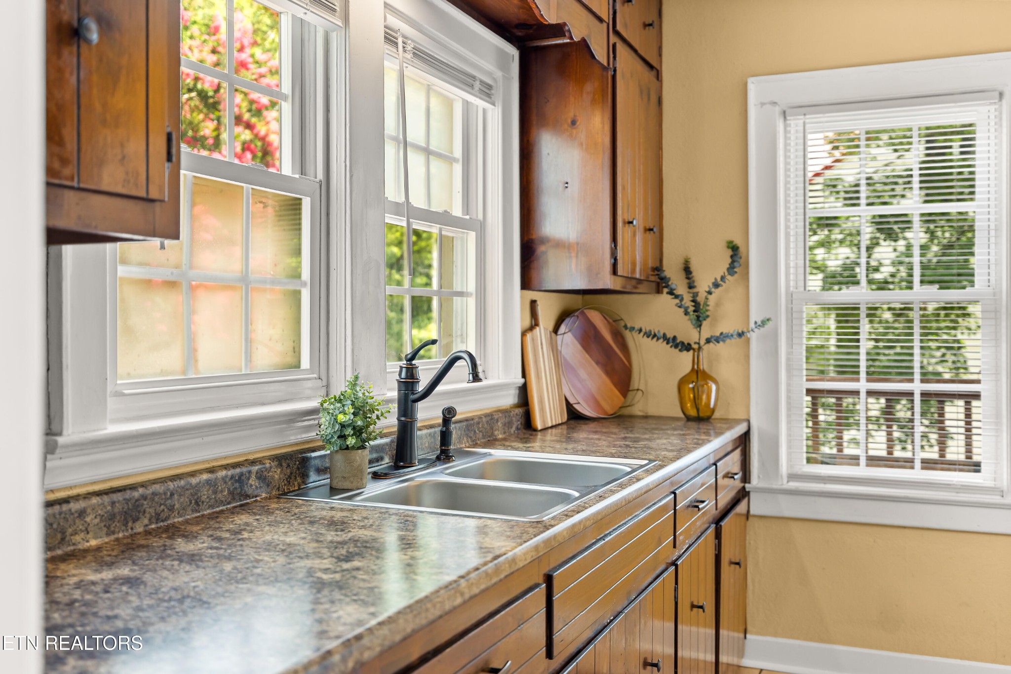 2009 Crest Road Maryville, TN 37804 - Photo 8 of 30 Gallery Image 8