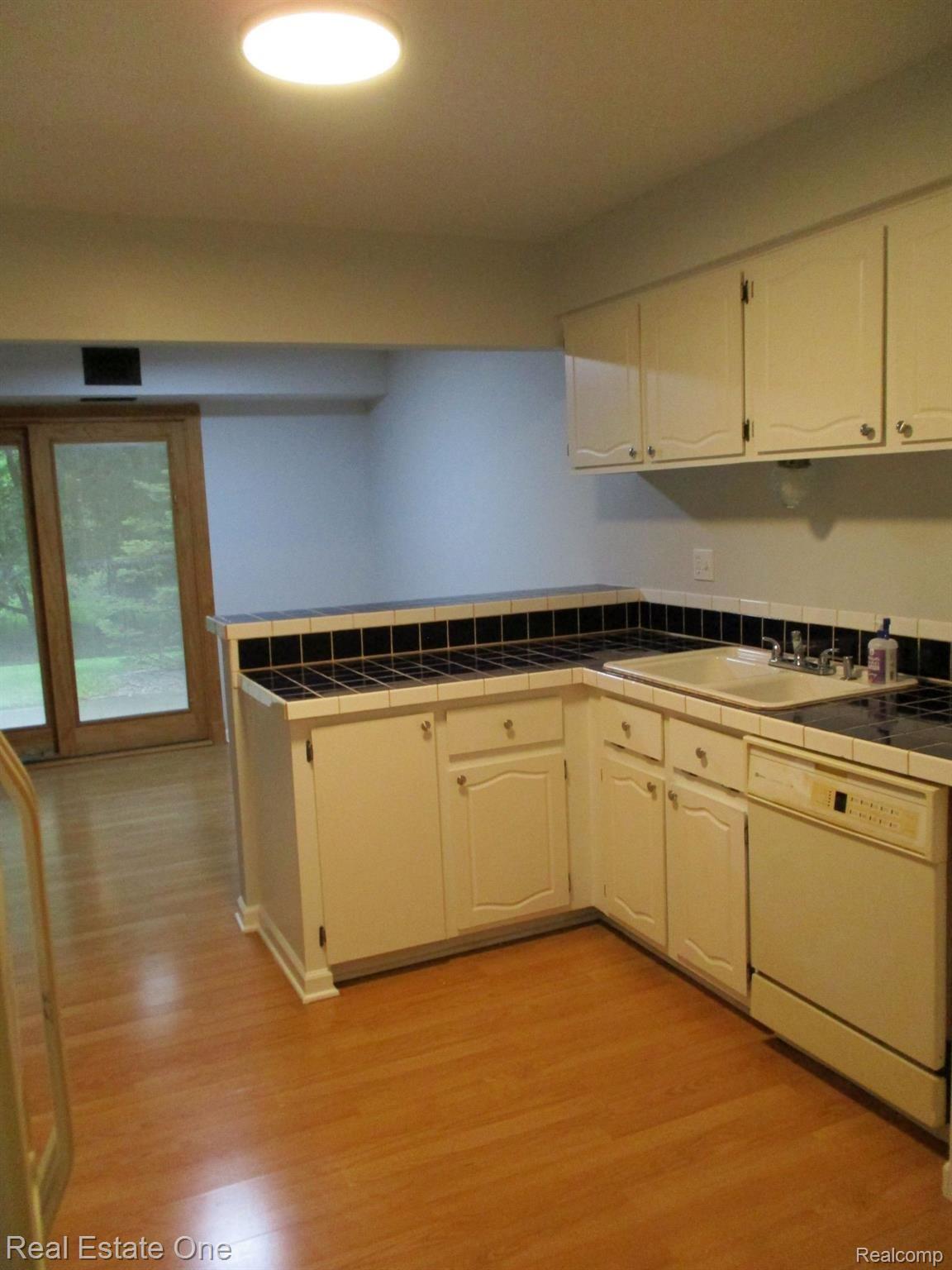 1685 Riverside Drive, Unit 7 Rochester, MI 48309 - Photo 7 of 24 Kitchen