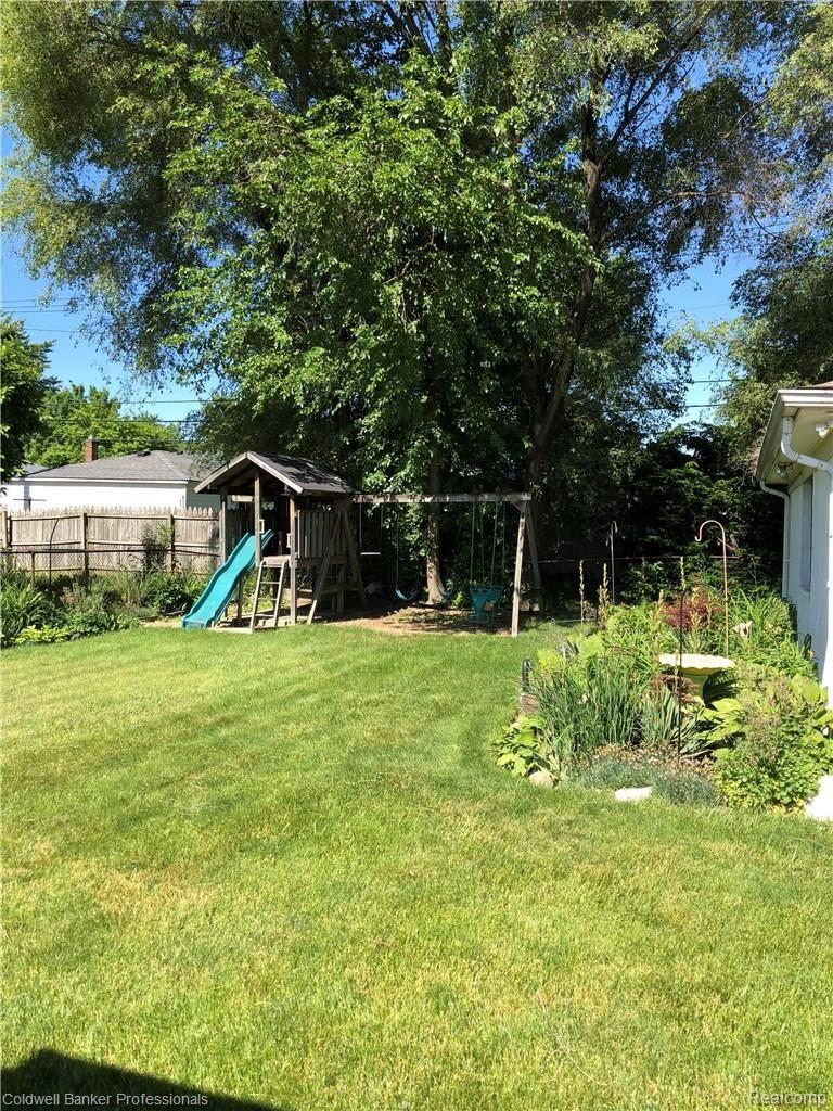 23765 Roxana Avenue Eastpointe, MI 48021 - Photo 3 of 24 IMG_2804.jpg