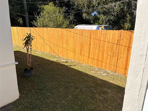 a view of a backyard