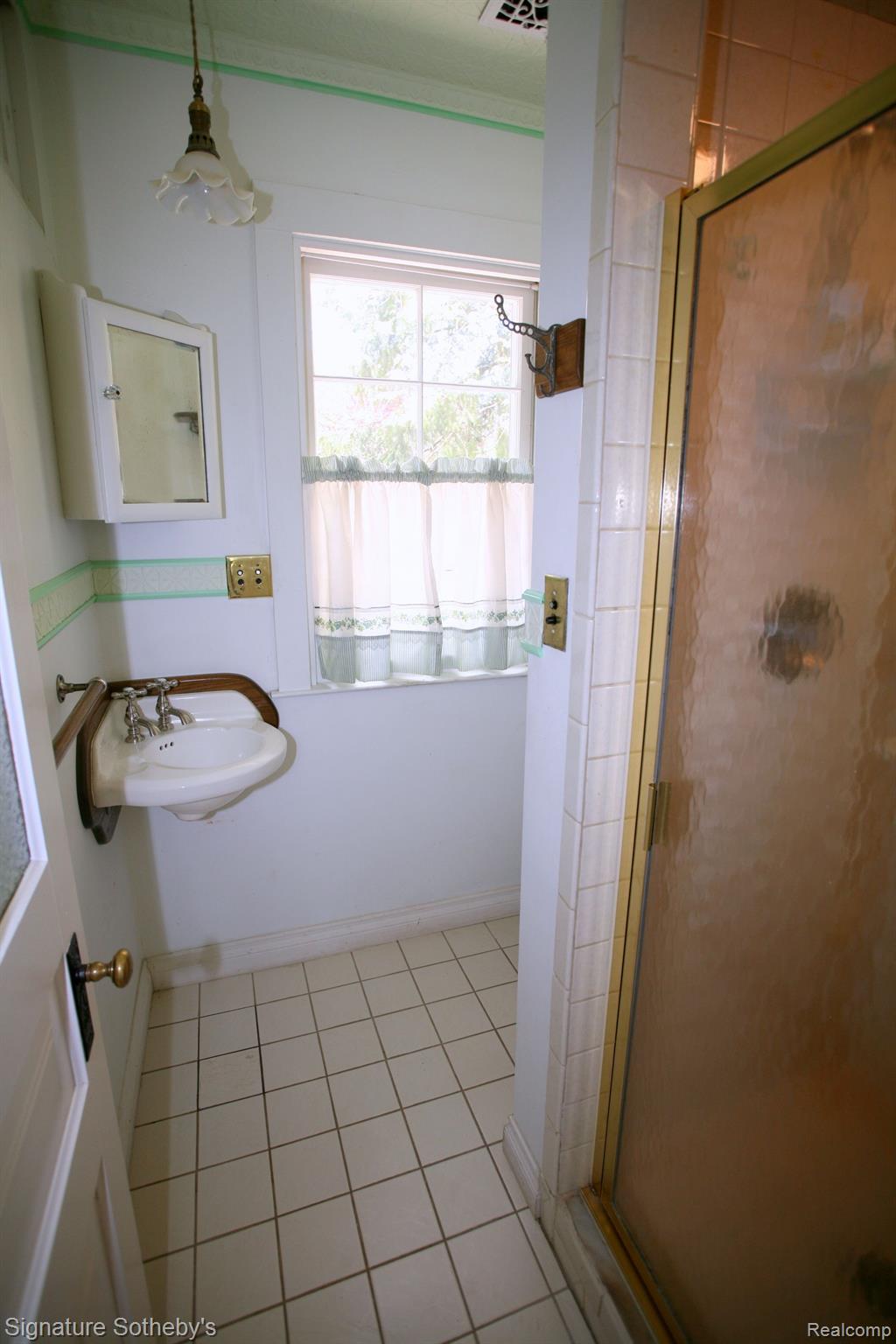 7350 Oakhill Road Clarkston, MI 48348 - Photo 24 of 72 Shower in First Floor Bath