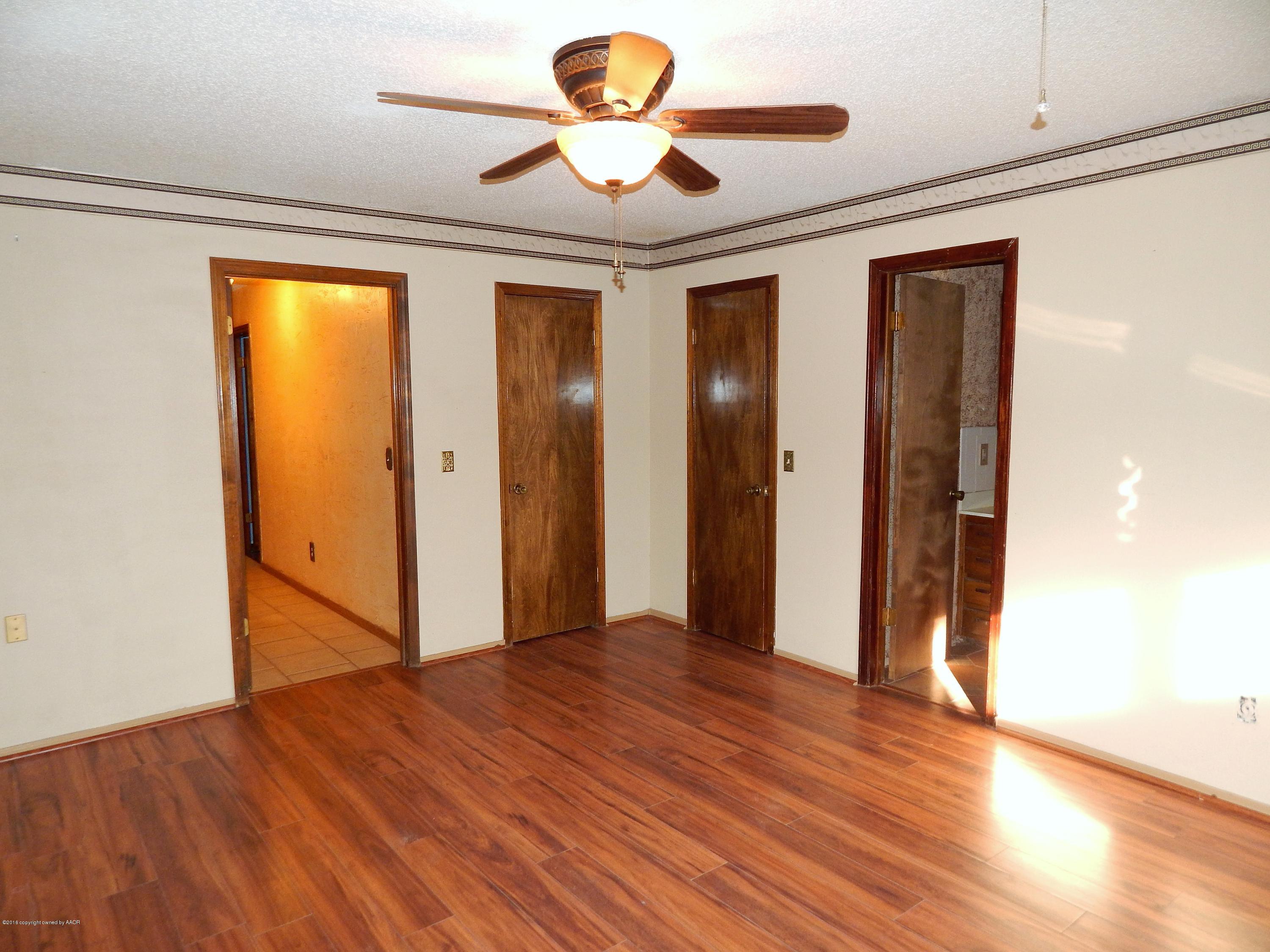 2217 Gresham Drive Amarillo, TX 79110 - Photo 20 of 32 MASTER BEDROOM (2)