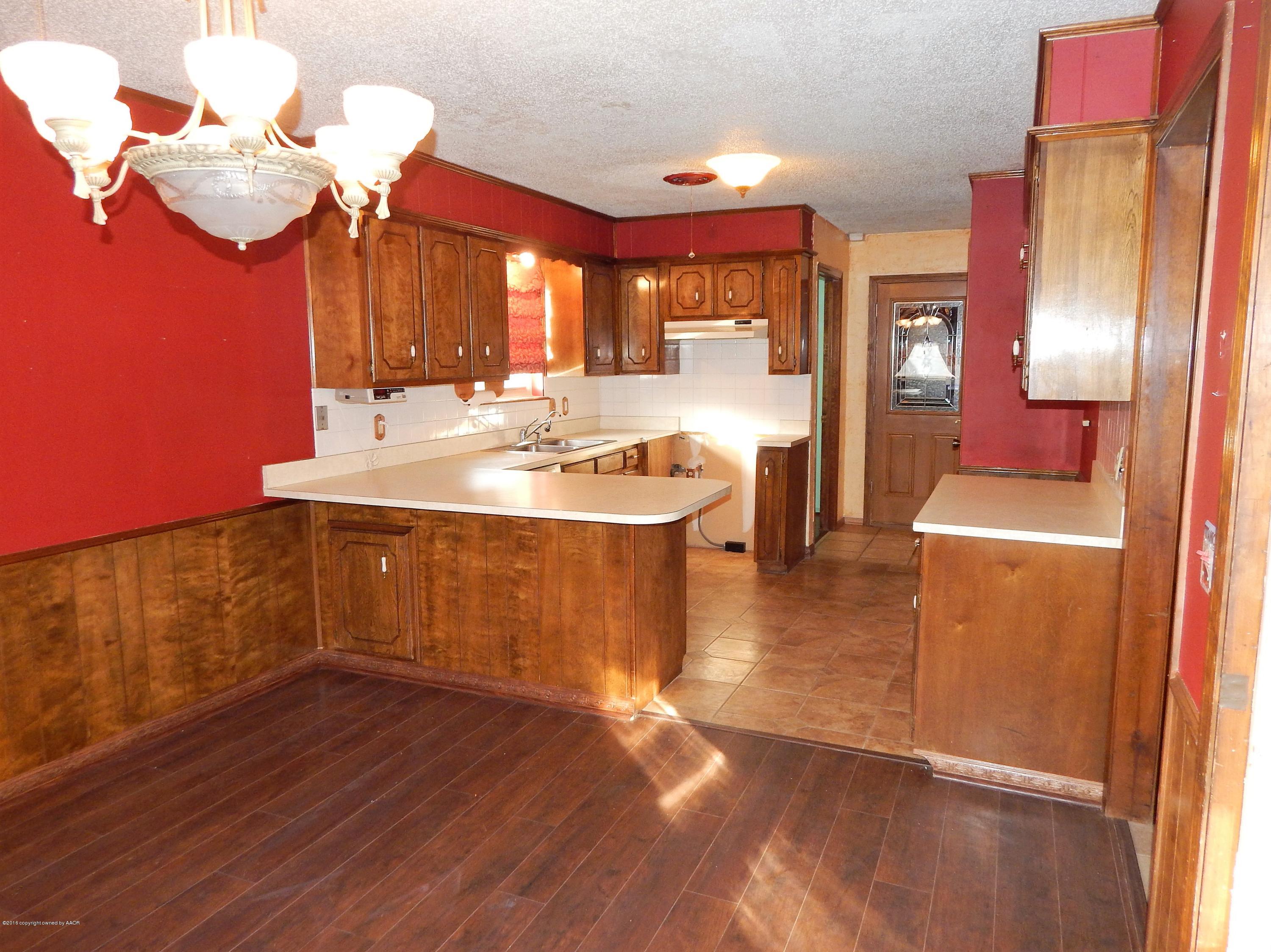 2217 Gresham Drive Amarillo, TX 79110 - Photo 10 of 32 DINING INTO KITCHEN