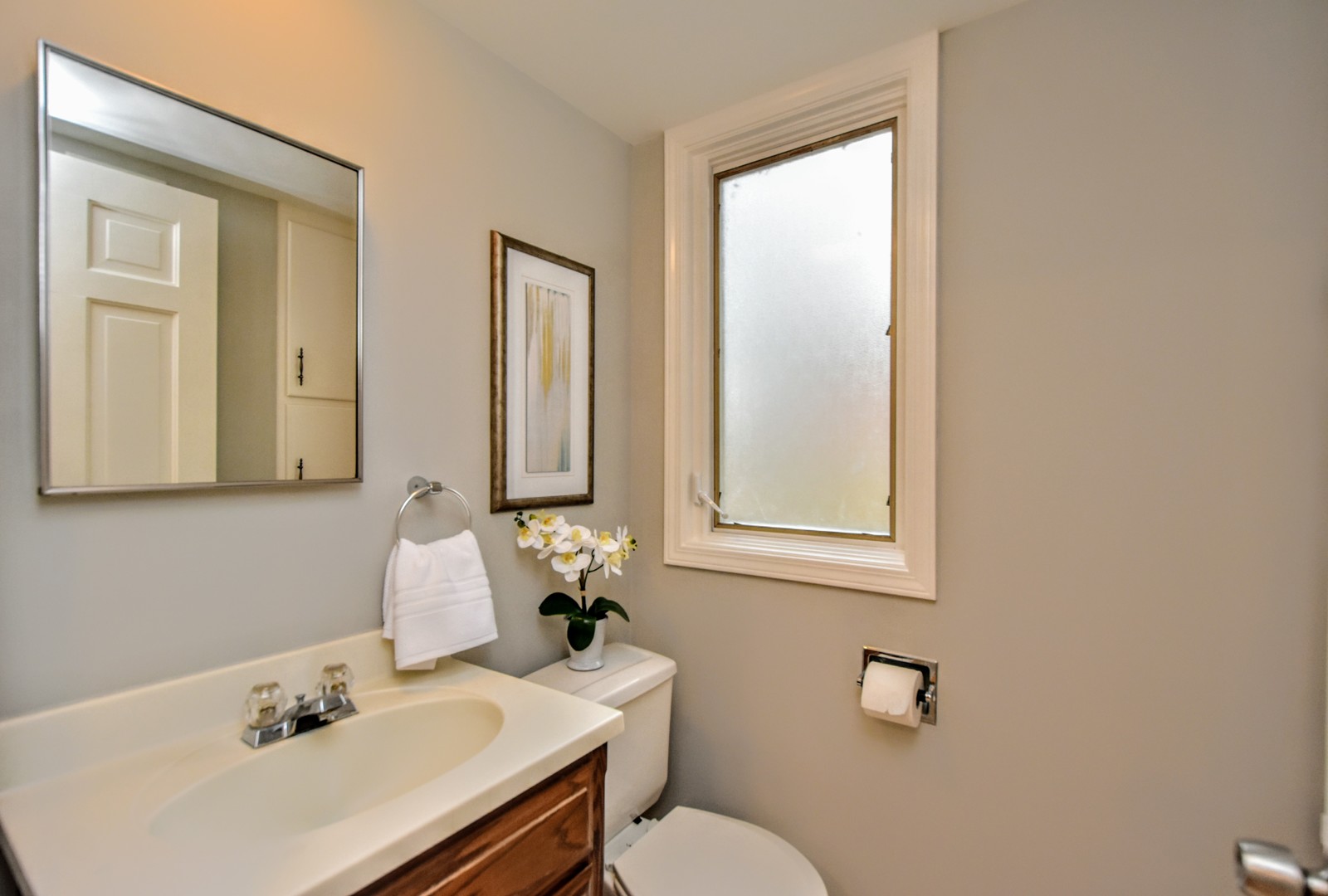 793 Cherokee Road Lake Forest, IL 60045 - Photo 34 of 39 a bathroom with a sink and a mirror