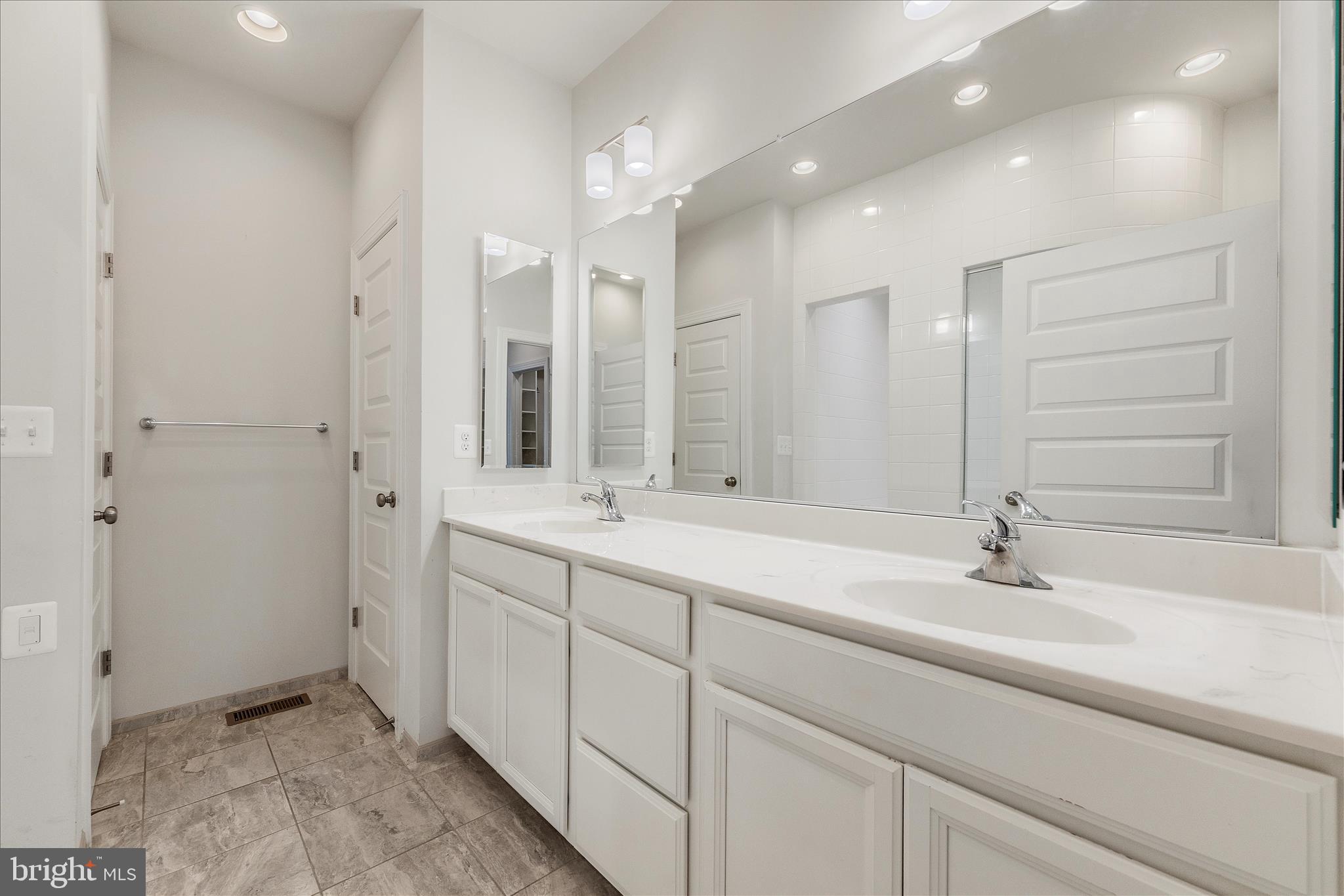 12706 Broughton Bluff Brandywine, MD 20613 - Photo 23 of 35 a bathroom with double sink and a mirror