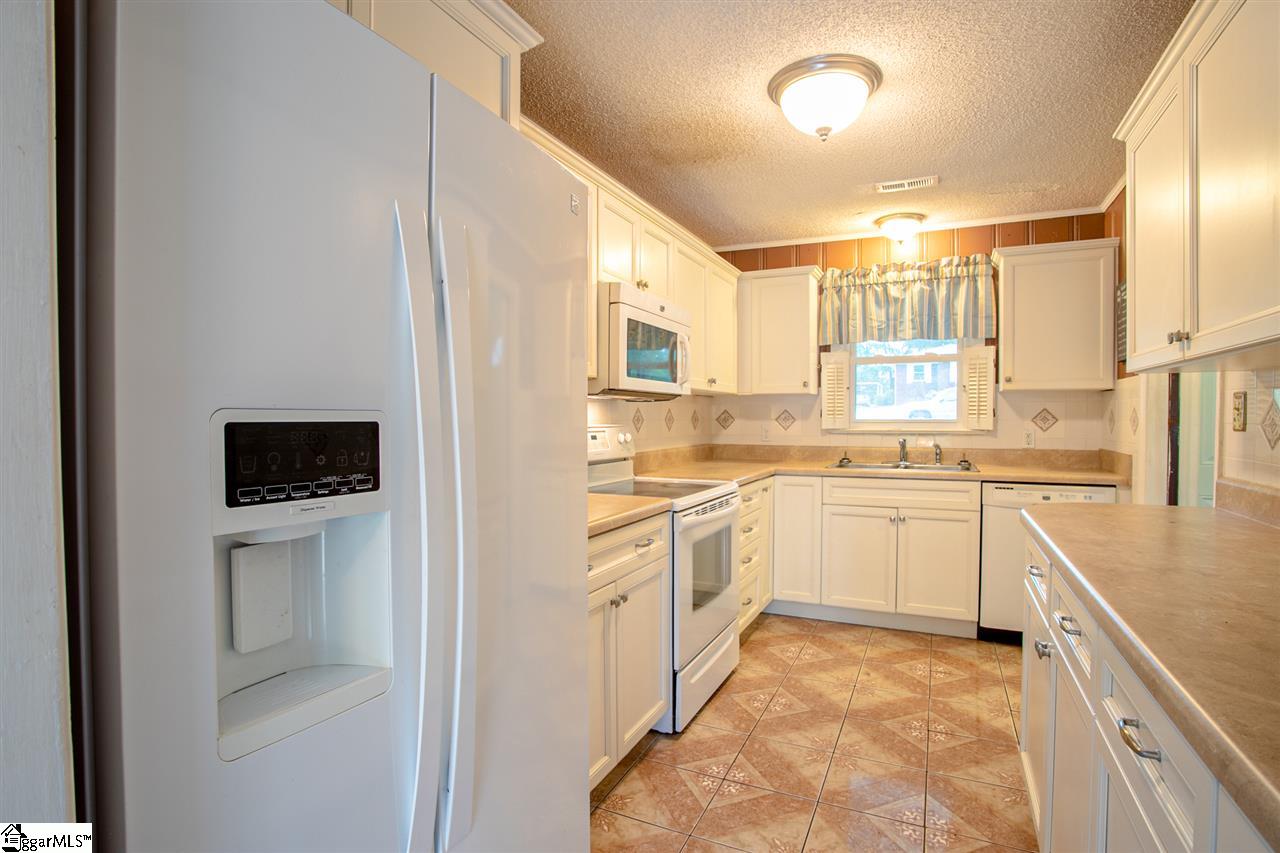 104 Robin Hood Road Greenville, SC 29607 - Photo 8 of 24