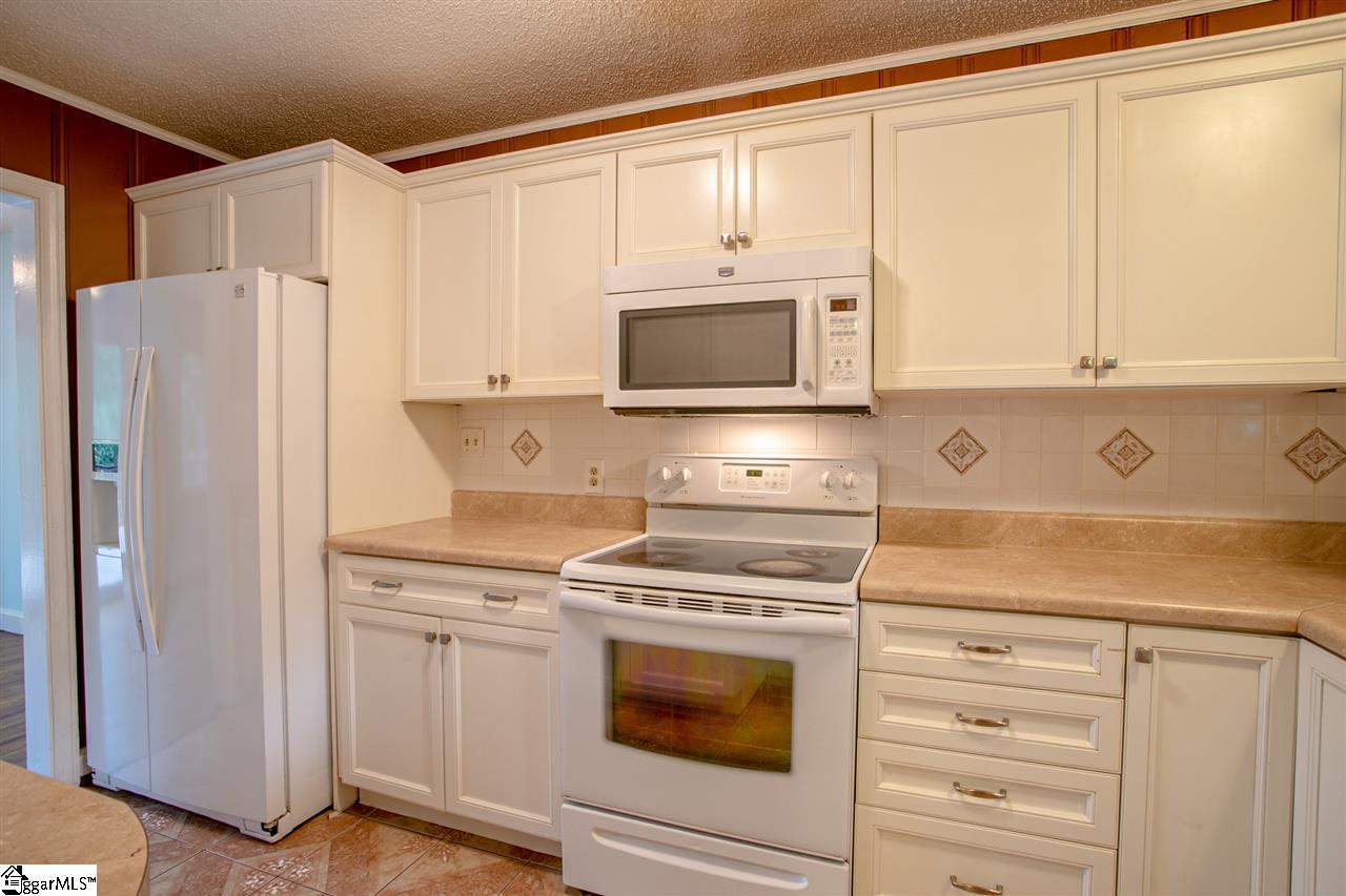 104 Robin Hood Road Greenville, SC 29607 - Photo 9 of 24