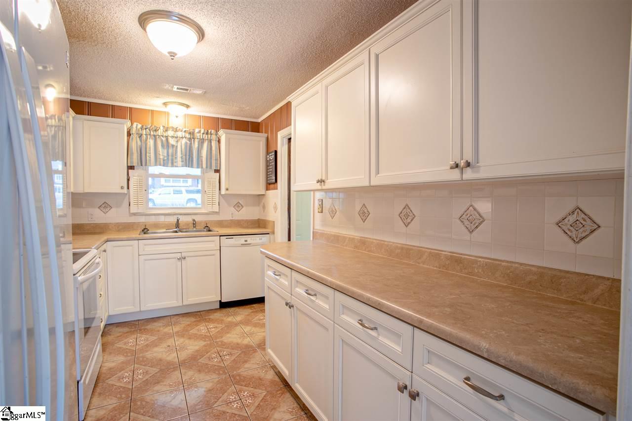 104 Robin Hood Road Greenville, SC 29607 - Photo 10 of 24
