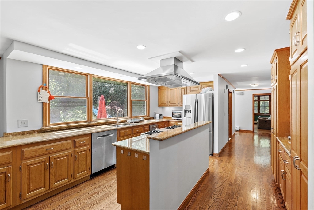 4 Dix Road Franklin, MA 02038 - Photo 5 of 39