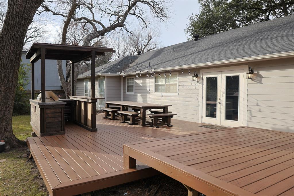 740 Peavy Road Dallas, TX 75218 - Photo 15 of 19 a view of a chairs and table in the patio