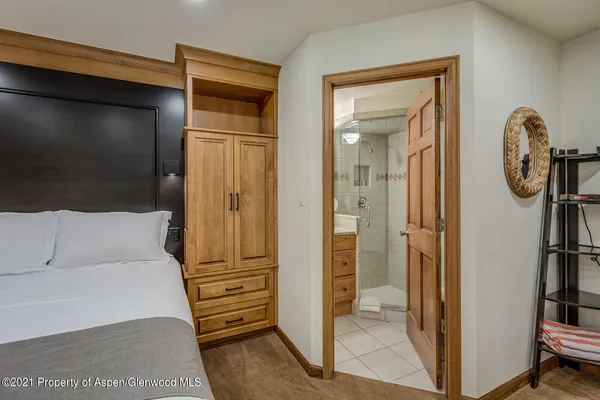 a view of livingroom with furniture