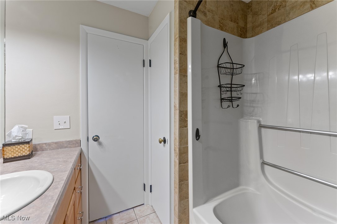 1175 East Calla Road, Unit C215 Youngstown, OH 44514 - Photo 31 of 44 Tub/shower combo