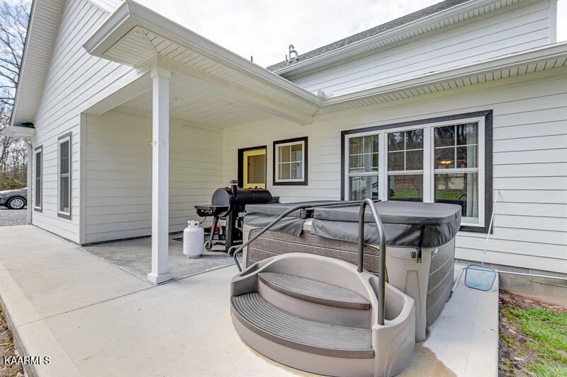 1310 Lark Road Newport, TN 37821 - Photo 37 of 60 Hot tub conveys