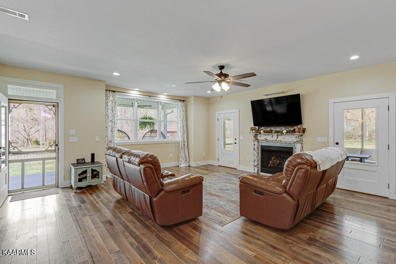 1310 Lark Road Newport, TN 37821 - Photo 8 of 60 Living room