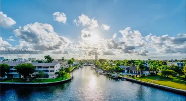 $1,950 | 440 Paradise Isle Boulevard, Unit 402, Hallandale Beach, FL 33009