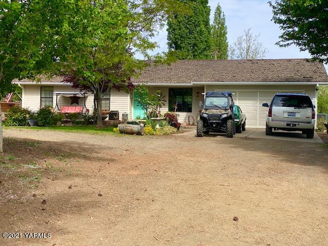 1260 Beffa Road Tieton, WA 98947 - Photo 2 of 38 a view of a car park in front of house