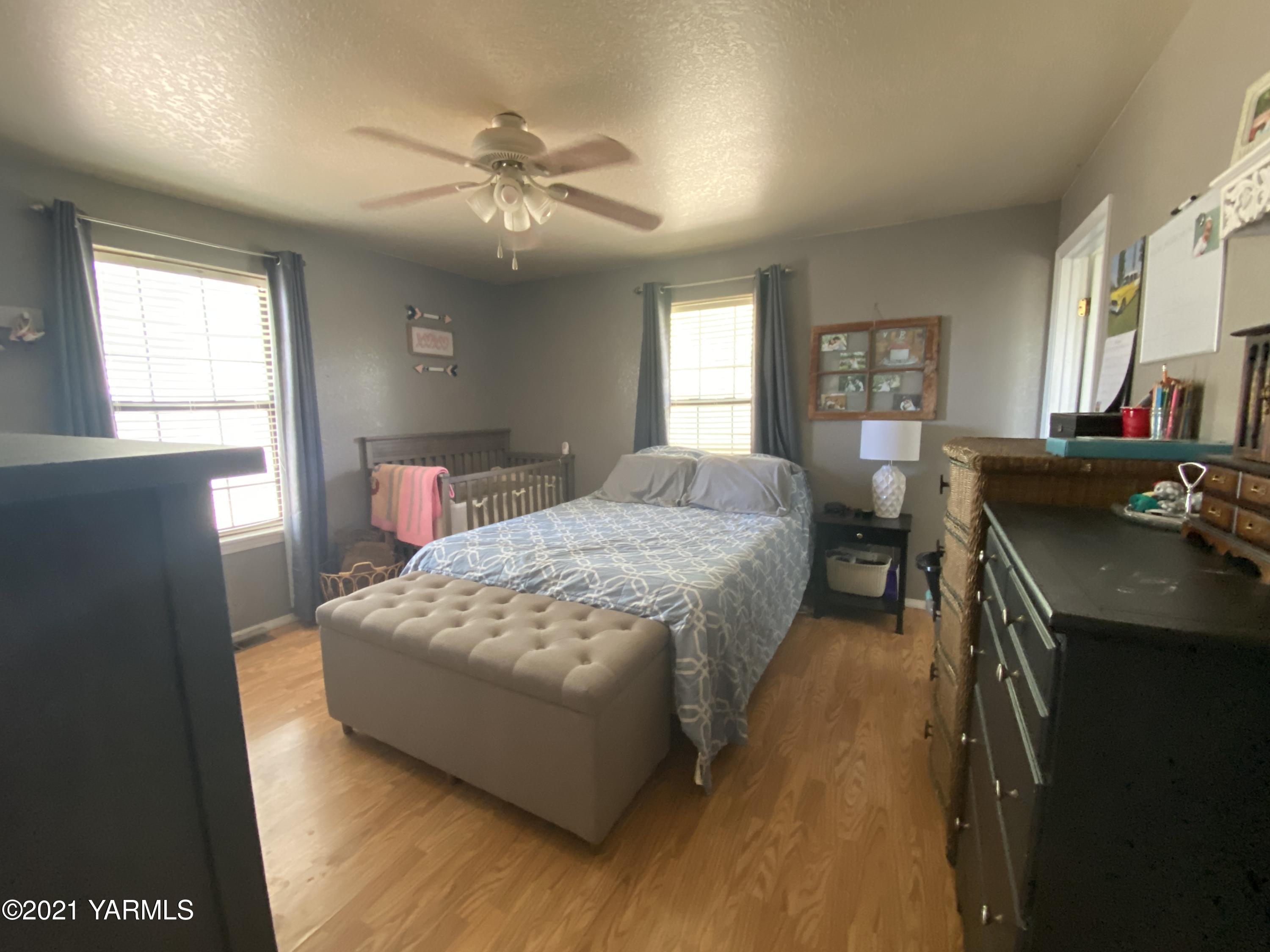 1260 Beffa Road Tieton, WA 98947 - Photo 17 of 38 a spacious bedroom with a bed and window