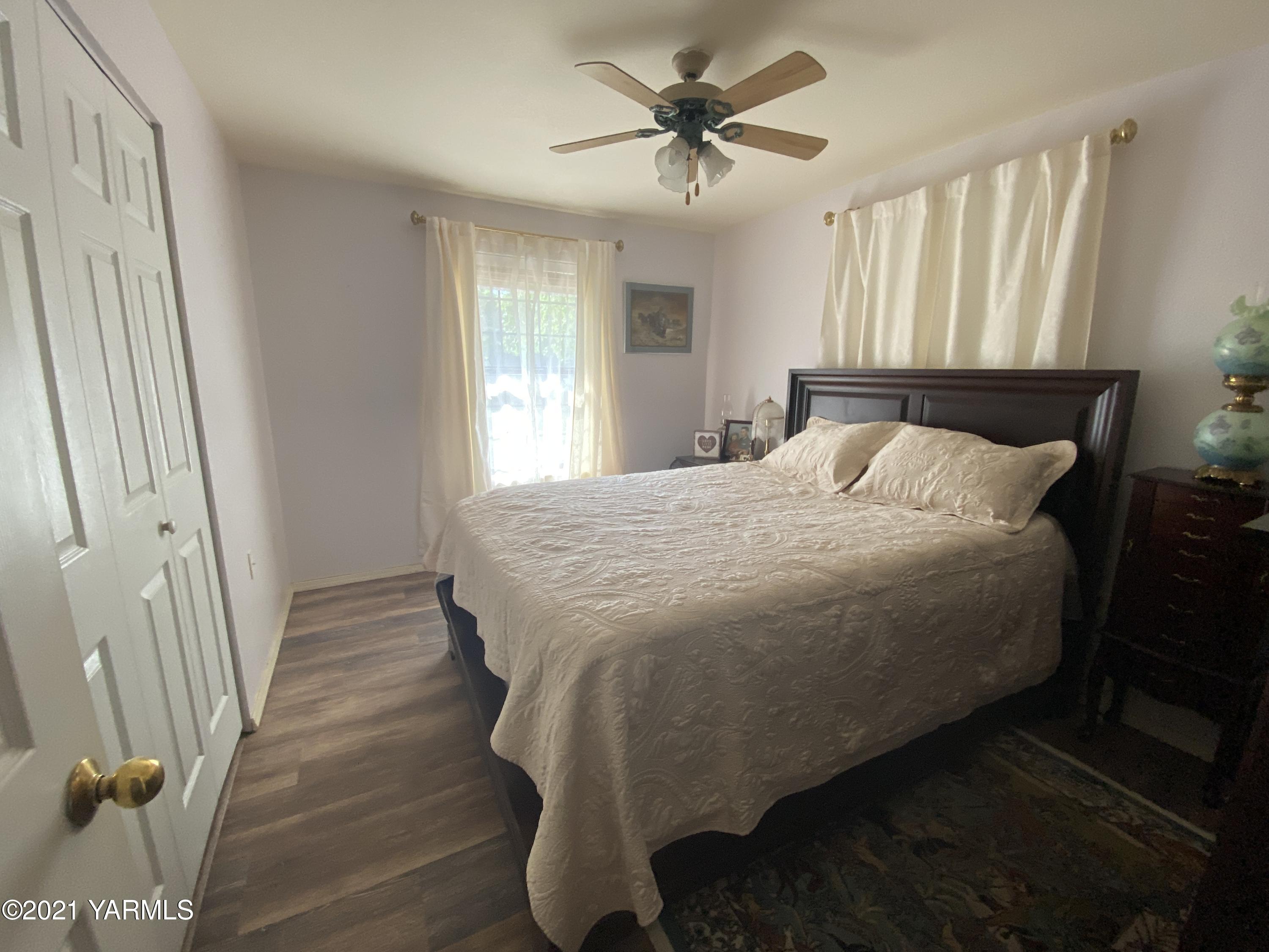 1260 Beffa Road Tieton, WA 98947 - Photo 20 of 38 a bedroom with a bed and a window