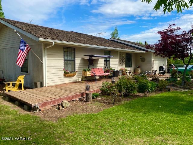 1260 Beffa Road Tieton, WA 98947 - Photo 3 of 38 a front view of house with yard outdoor seating and barbeque oven