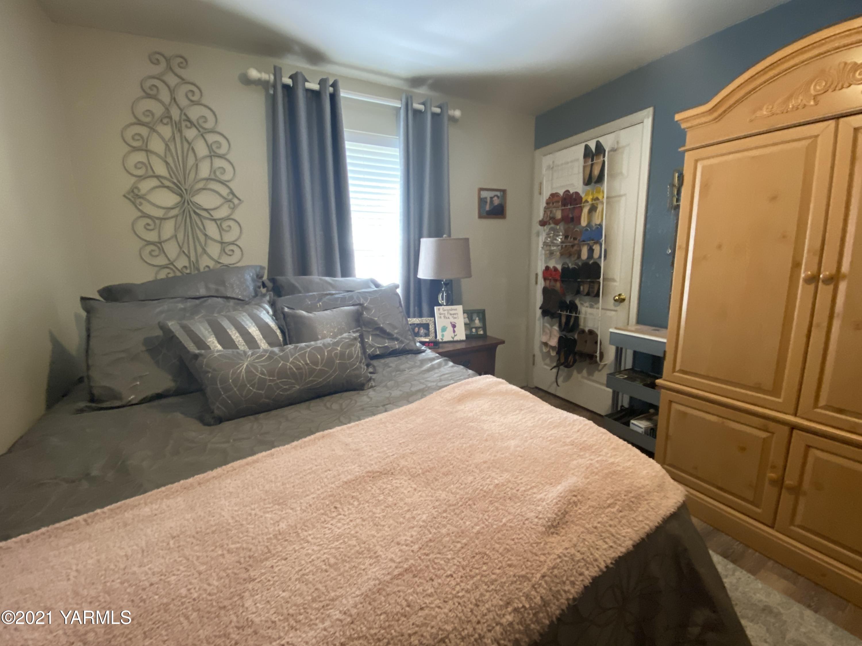 1260 Beffa Road Tieton, WA 98947 - Photo 21 of 38 a bedroom with a bed couch and a window