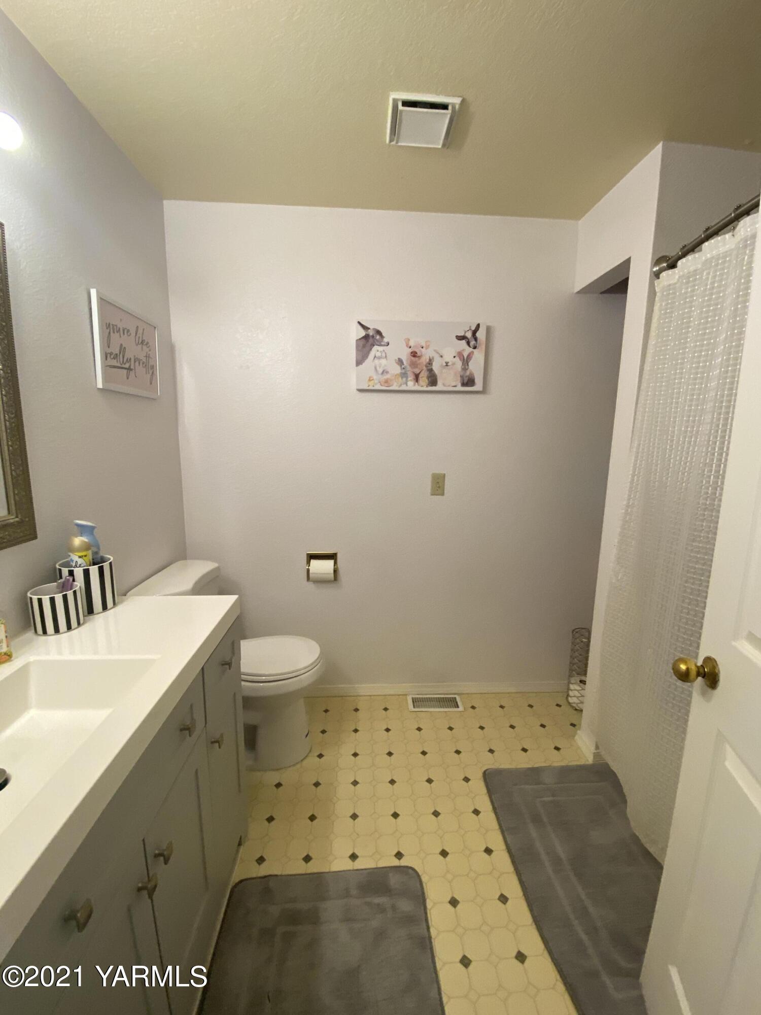 1260 Beffa Road Tieton, WA 98947 - Photo 22 of 38 a bathroom with a sink toilet and shower