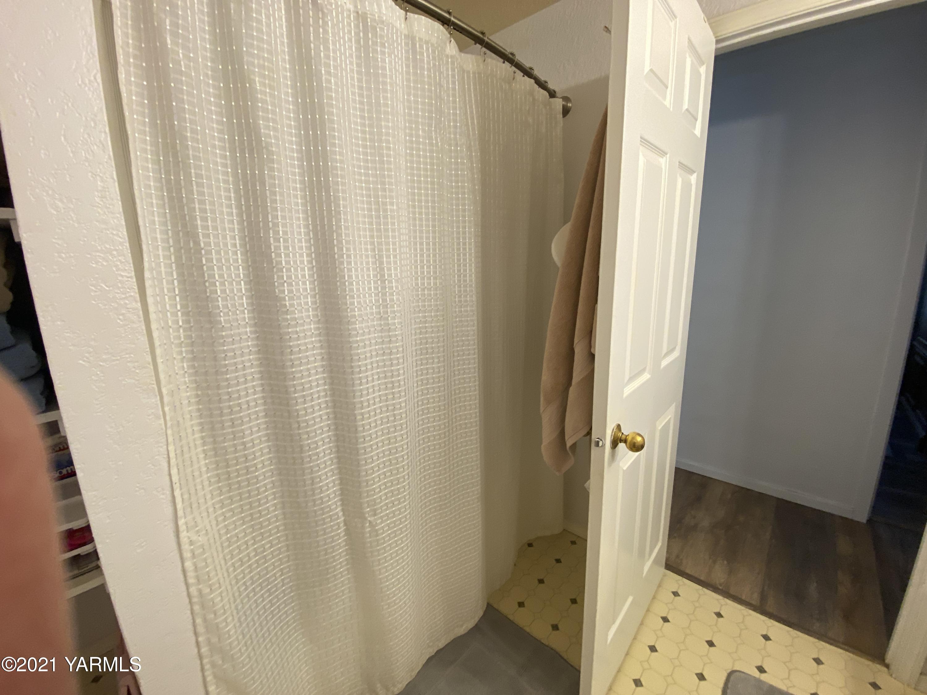 1260 Beffa Road Tieton, WA 98947 - Photo 24 of 38 a bathroom with a shower and a sink