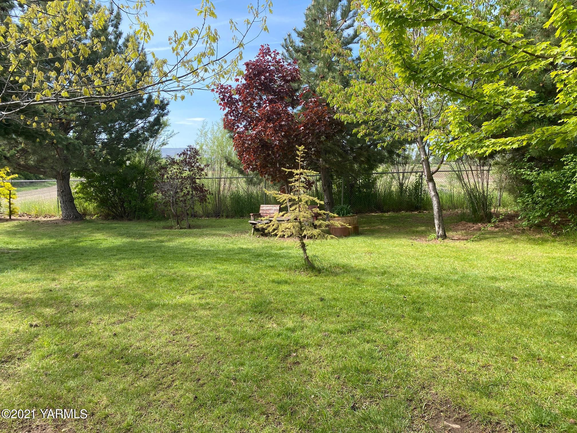 1260 Beffa Road Tieton, WA 98947 - Photo 29 of 38 a view of a park with a tree