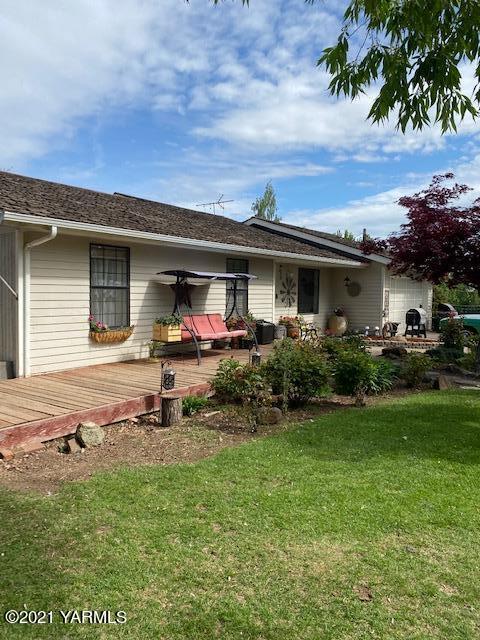 1260 Beffa Road Tieton, WA 98947 - Photo 4 of 38 a front view of a house with garden