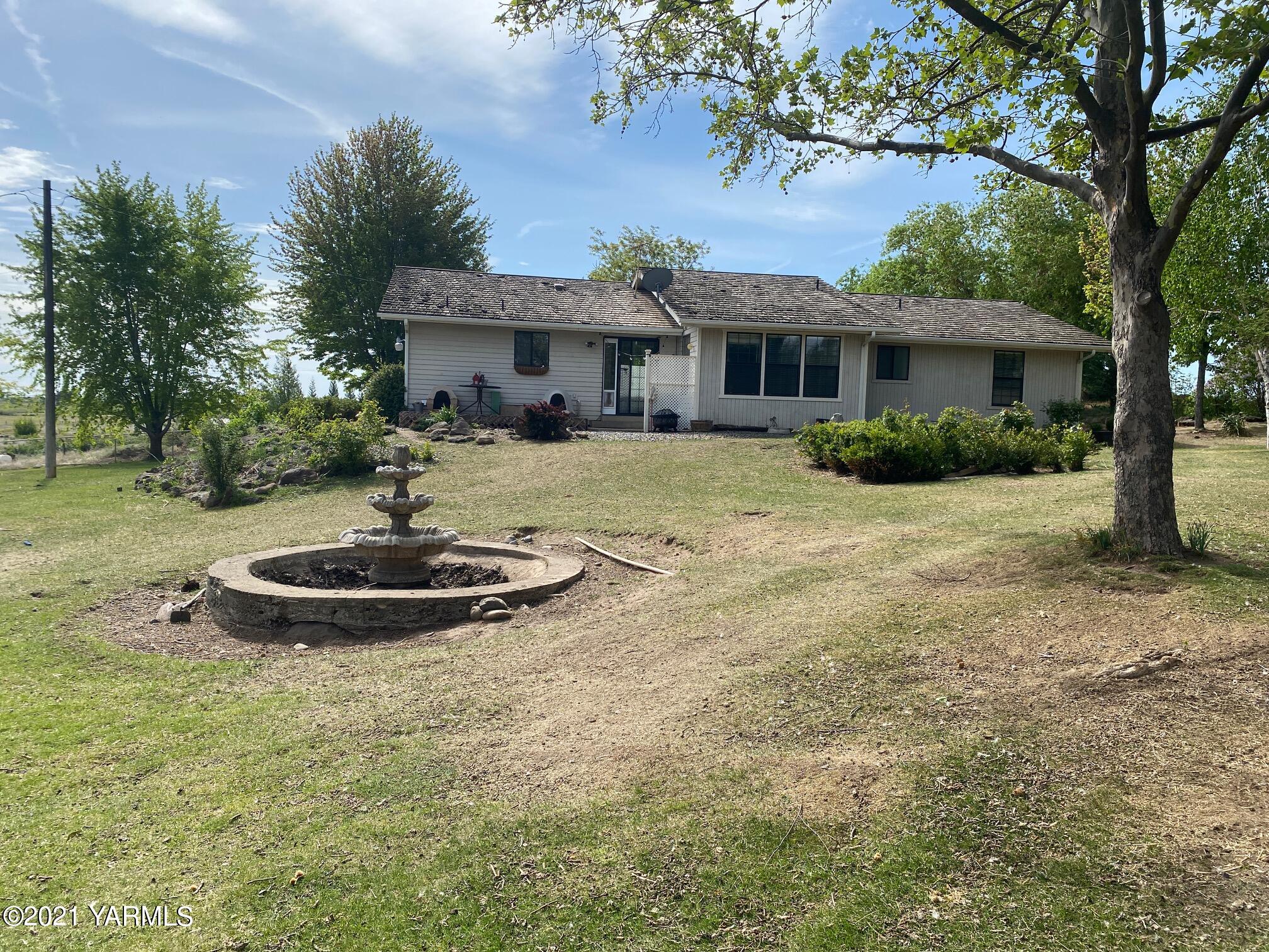 1260 Beffa Road Tieton, WA 98947 - Photo 31 of 38 a view of a house with a yard and potted plants