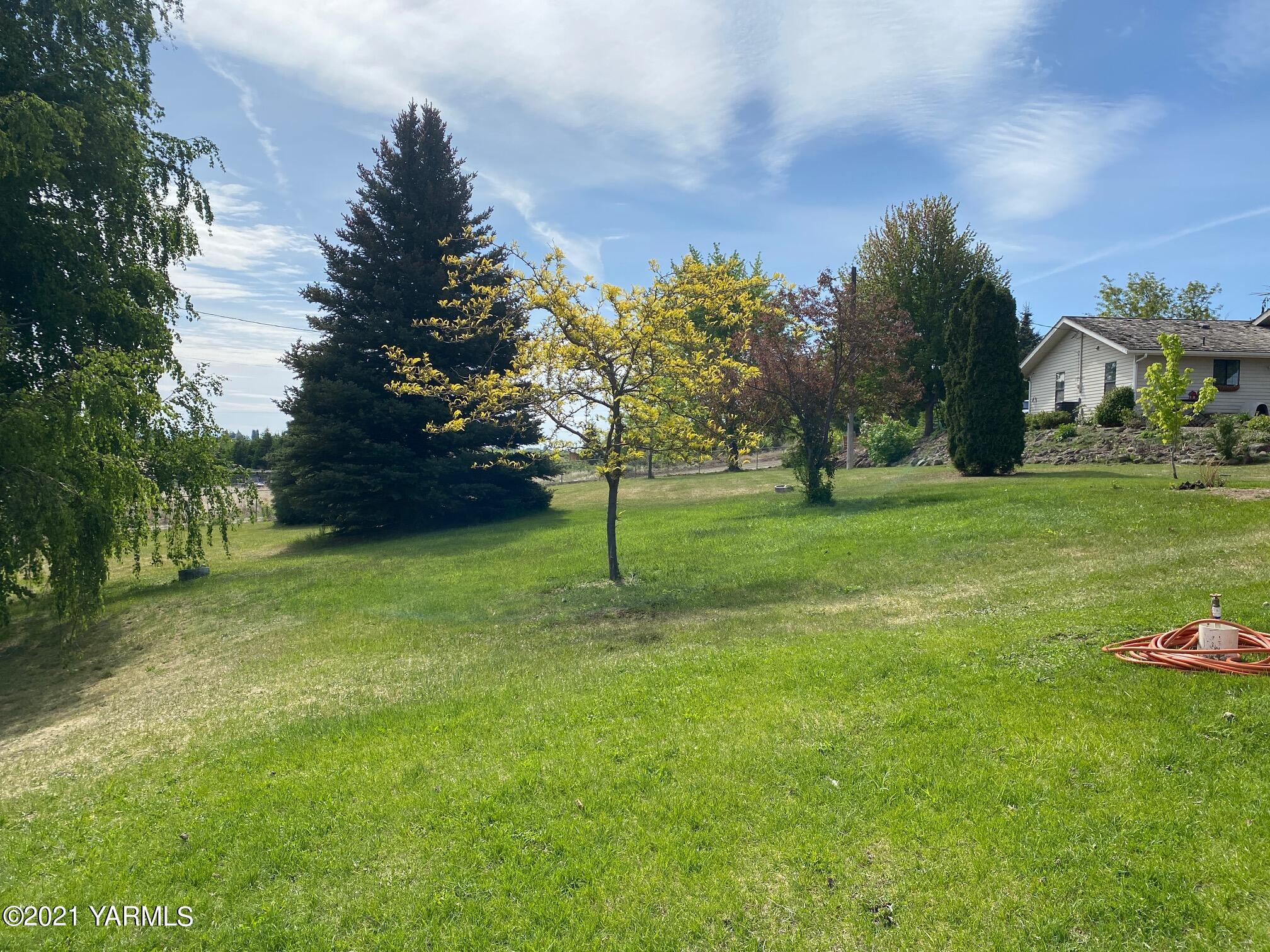 1260 Beffa Road Tieton, WA 98947 - Photo 33 of 38 a view of a garden with a house in the background