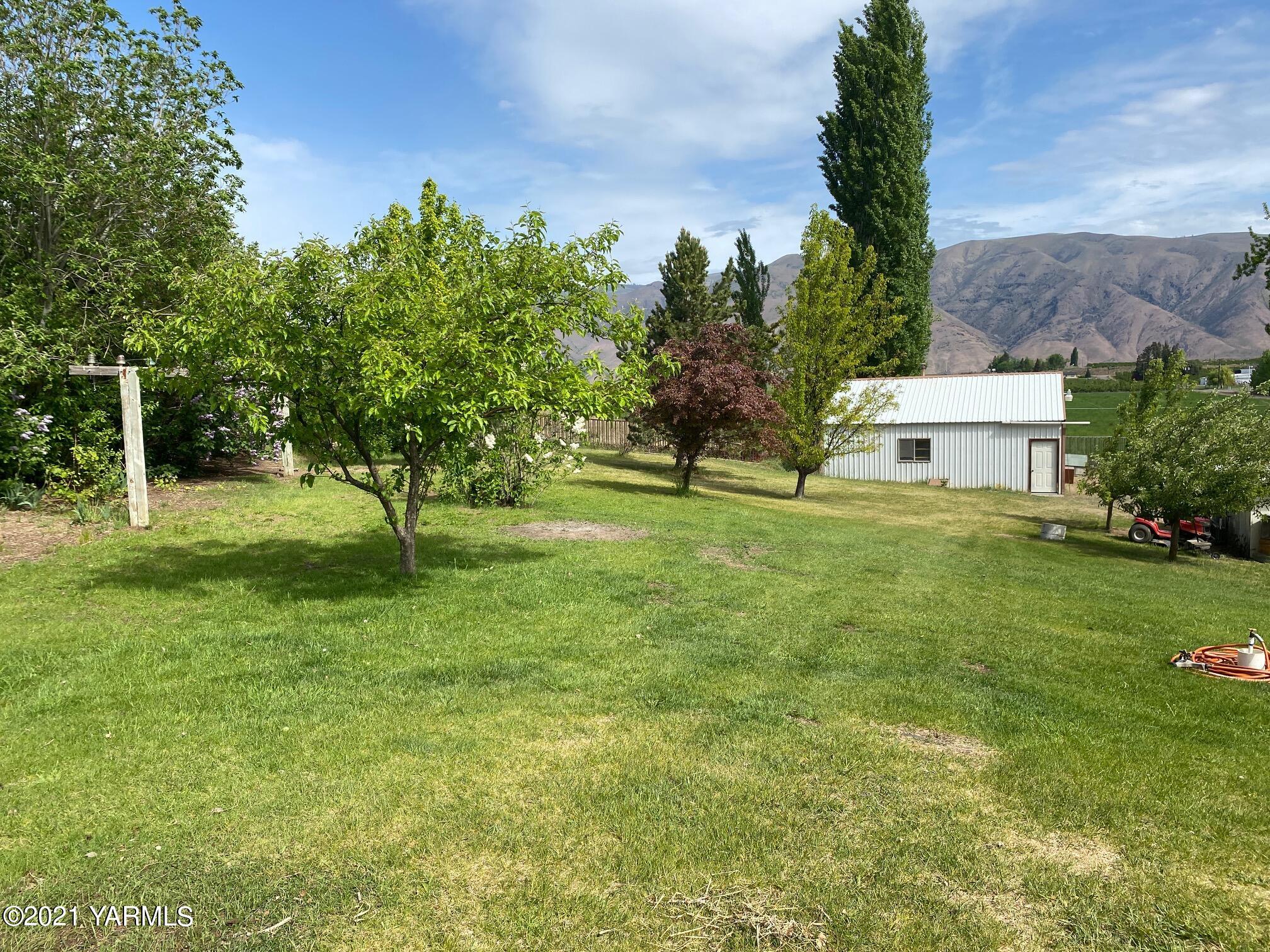 1260 Beffa Road Tieton, WA 98947 - Photo 36 of 38 a backyard of a house with lots of green space