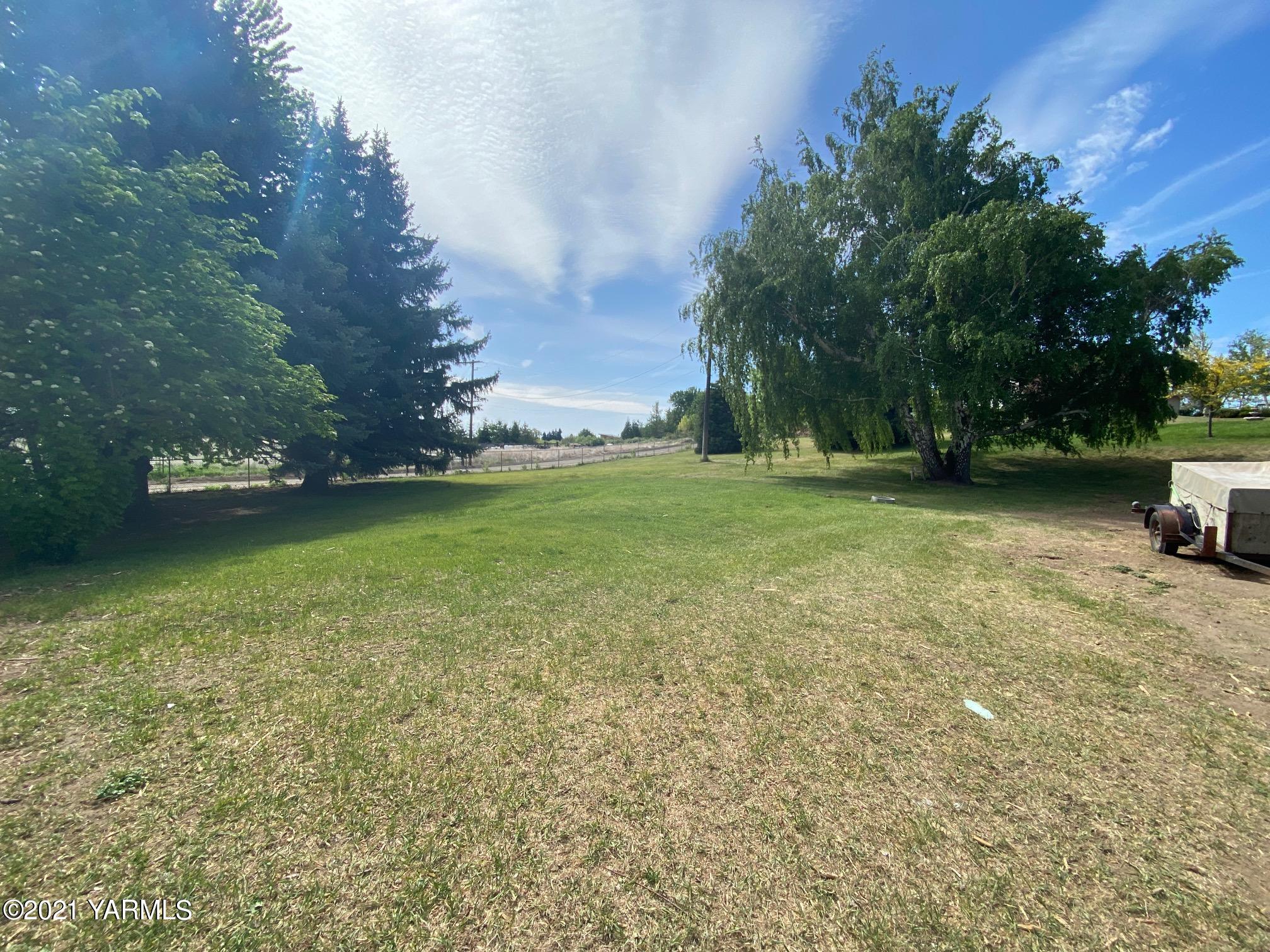 1260 Beffa Road Tieton, WA 98947 - Photo 38 of 38 a view of a tree in a yard