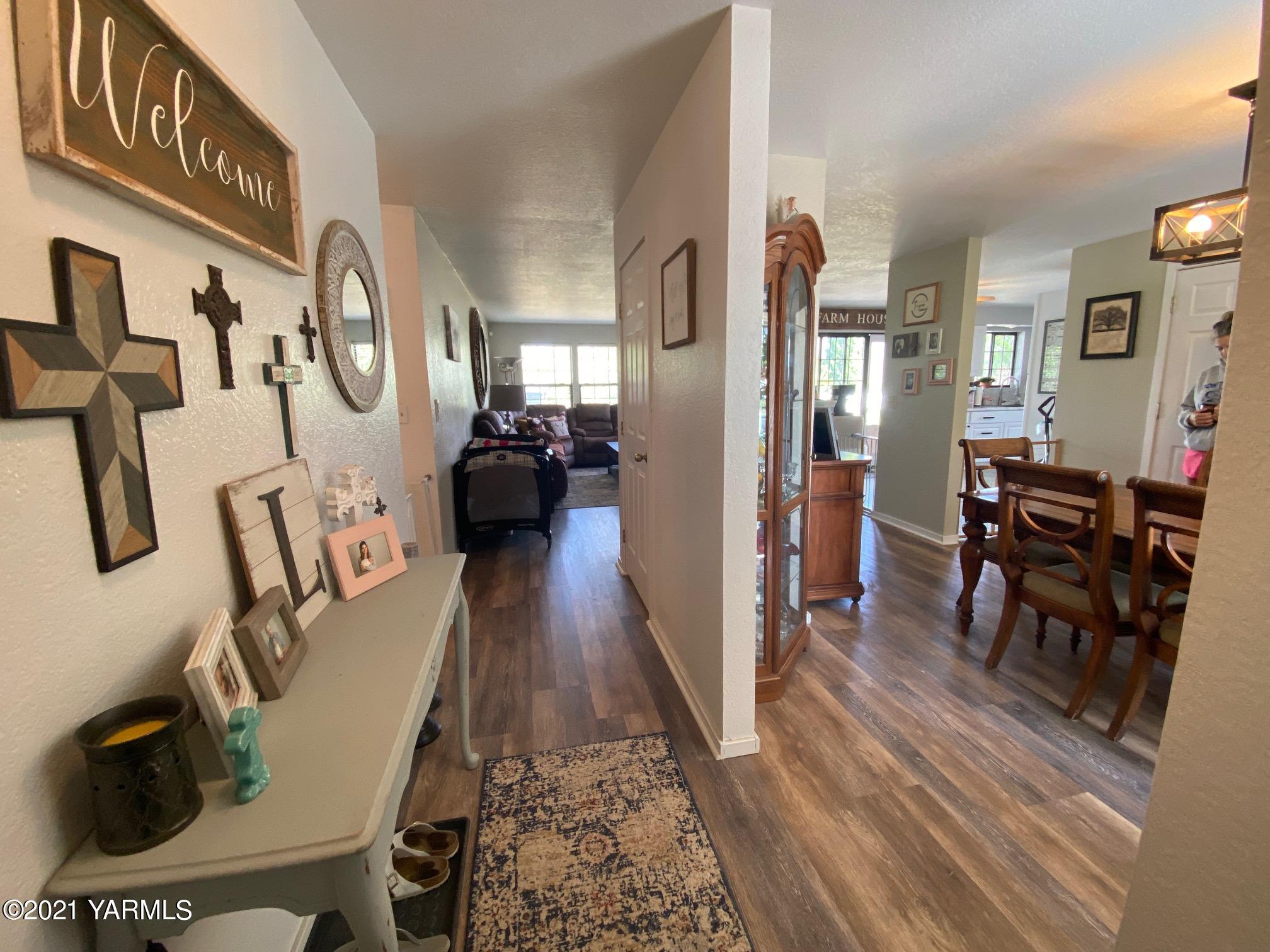 1260 Beffa Road Tieton, WA 98947 - Photo 5 of 38 a view of a living room and dining room