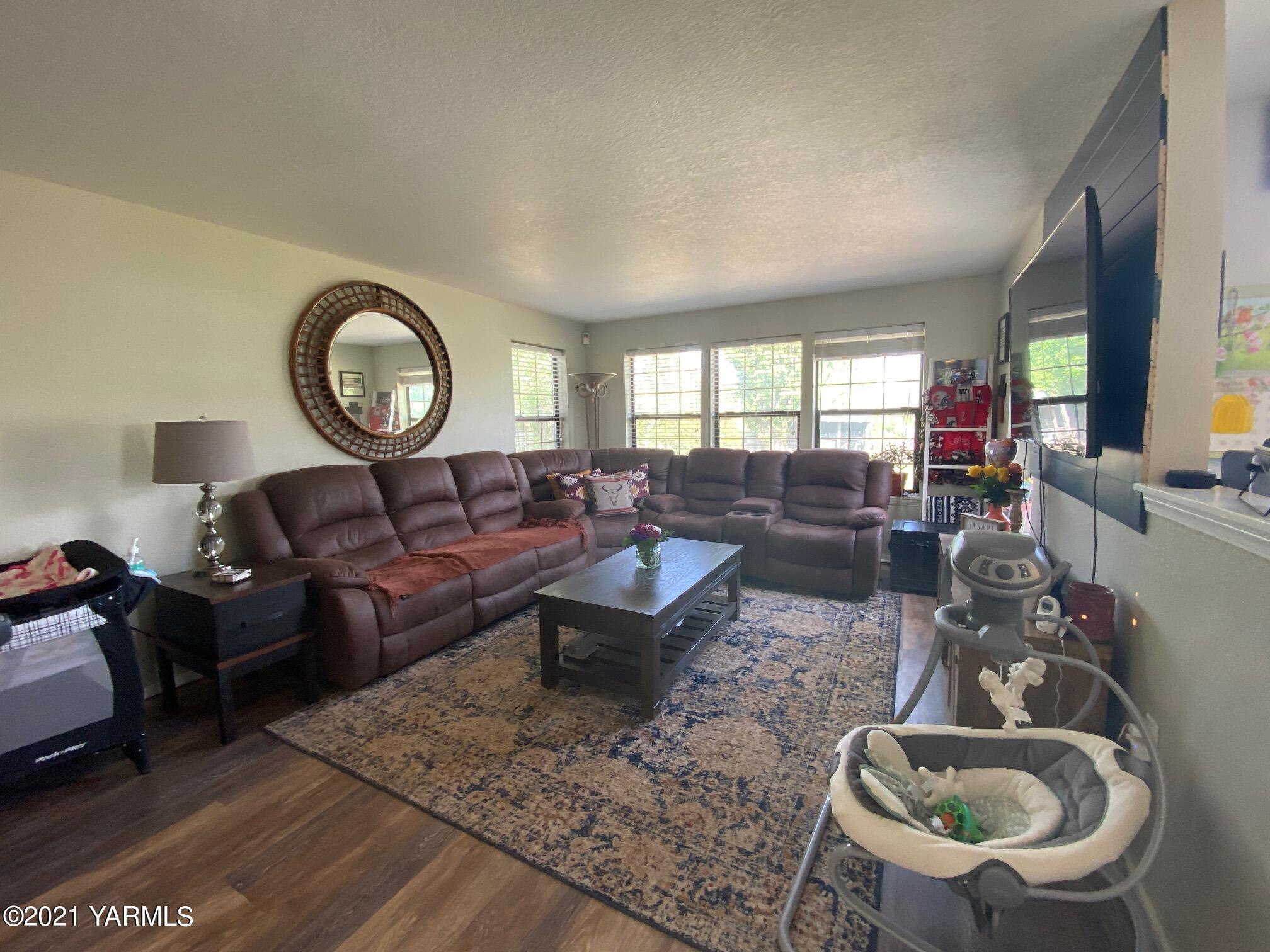 1260 Beffa Road Tieton, WA 98947 - Photo 7 of 38 a living room with furniture a rug a window and a couch