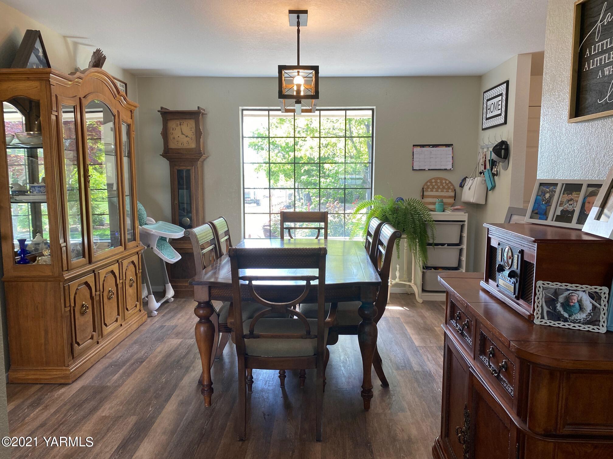 1260 Beffa Road Tieton, WA 98947 - Photo 8 of 38 a view of a dining room with furniture window and wooden floor