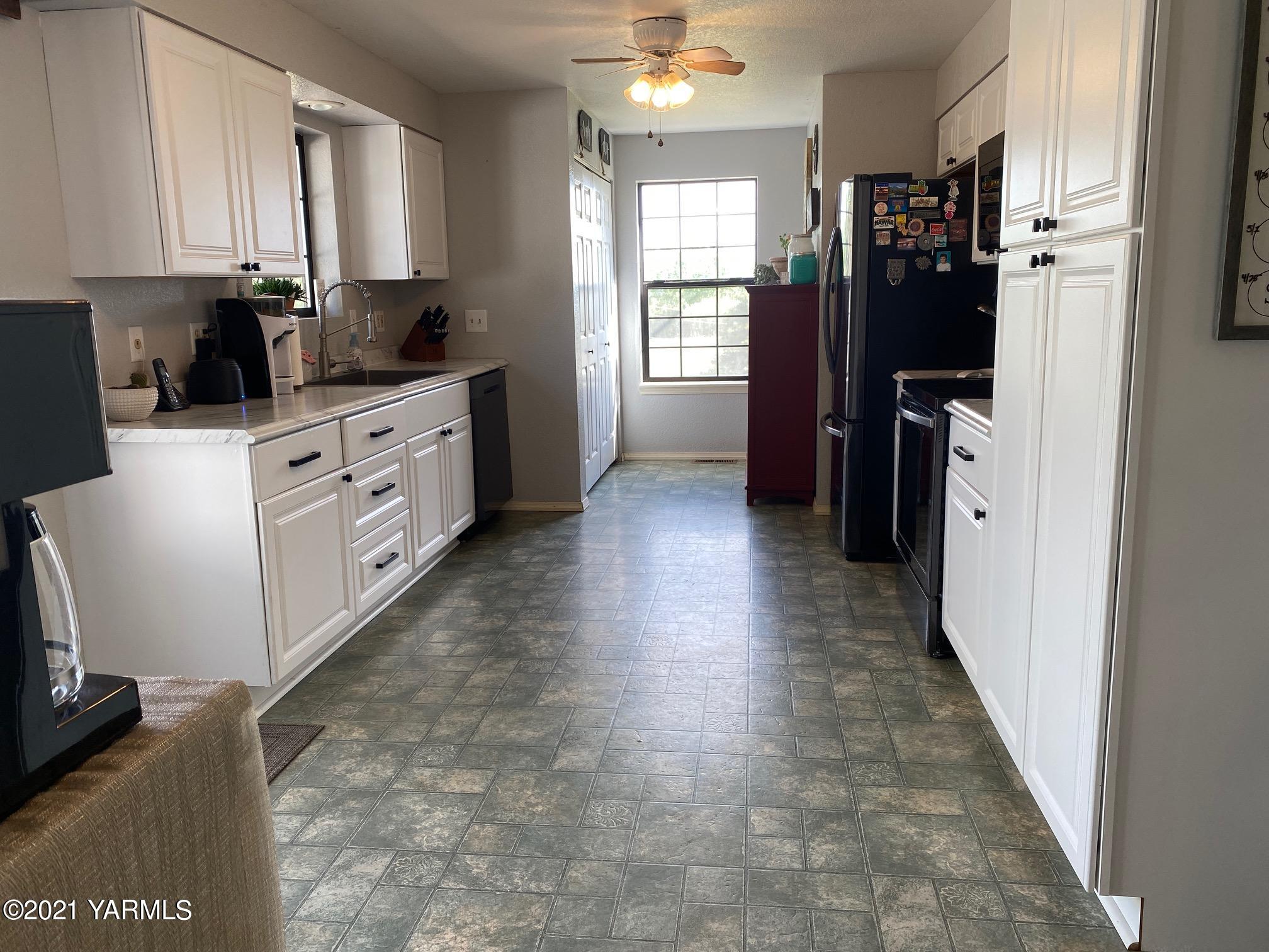 1260 Beffa Road Tieton, WA 98947 - Photo 10 of 38 a kitchen with refrigerator and window